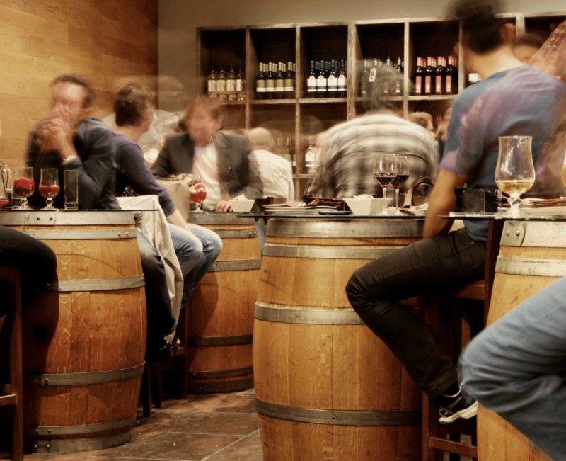 Interior de uno de los mejores bares de tapas en Granada.