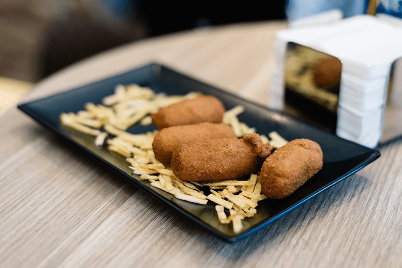 fotografía de un plato de croquetas