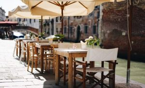 una terraza de uno de los restaurantes italianos de Granada