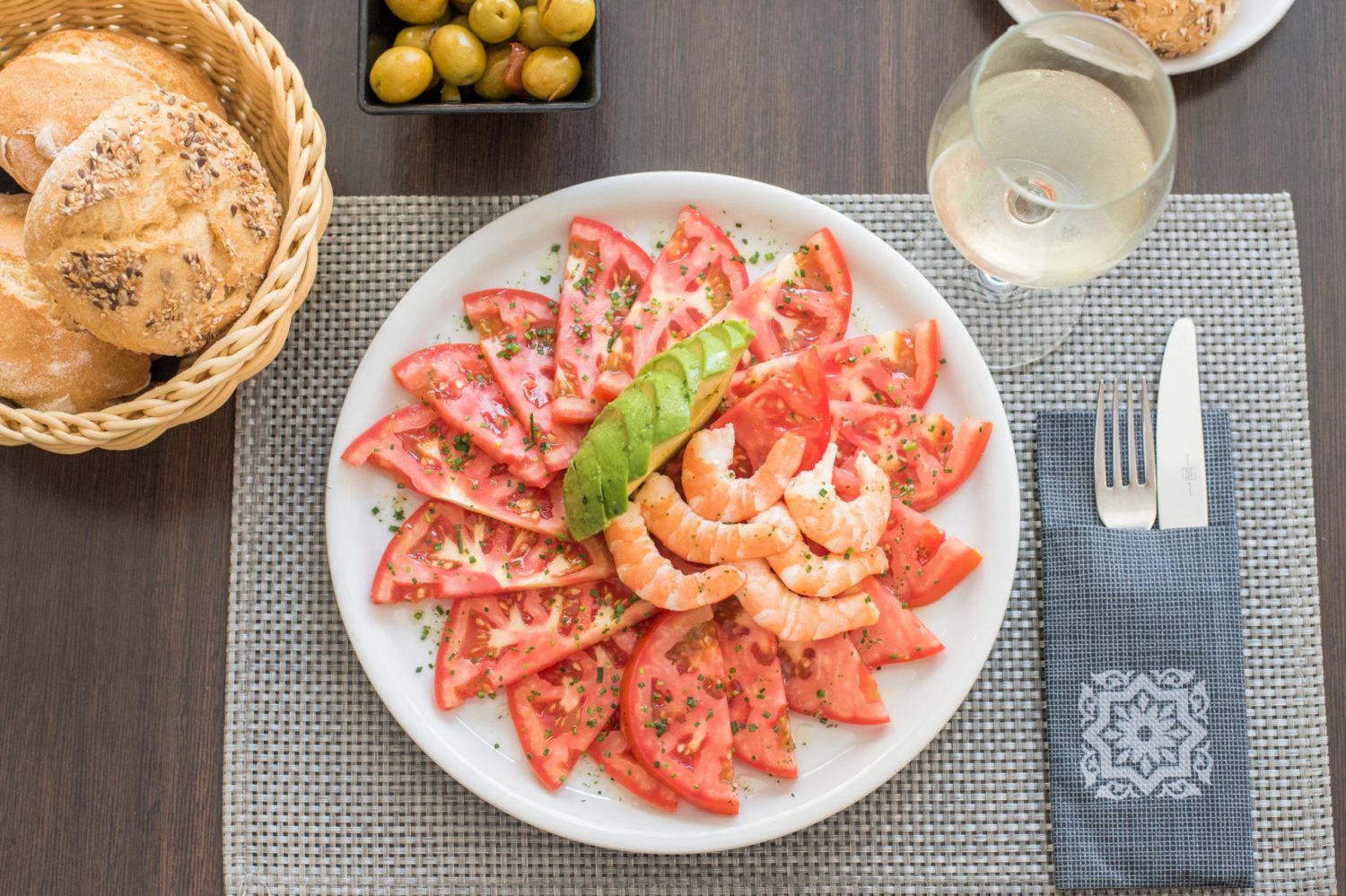 plato de tomate y langostinos