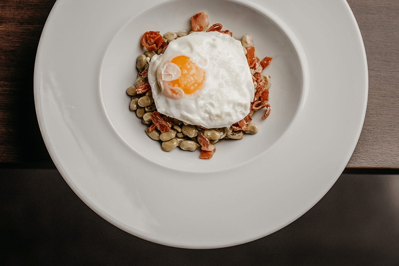 tapa estrella granada huevos, habas y jamon