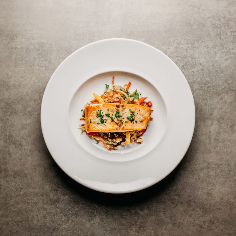Lomo de Salmón a la plancha con verduritas y arroz basmati de Restaurante Los Manueles